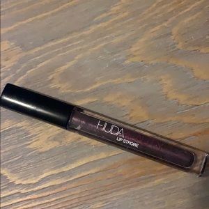 New Huda Beauty Lip Strobe in Moody